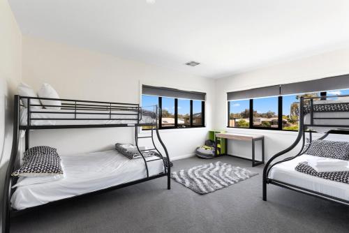 Ένα ή περισσότερα κρεβάτια σε δωμάτιο στο Bundalong Luxury Riverfront Escape