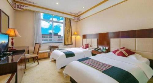 Una habitación de hotel con dos camas y un televisor. en Shangri-la Zhaxidele Hotel, en Shangri-La