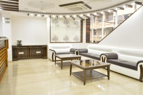 a waiting room with couches and a table at Hotel Tara Palace Redfort in New Delhi