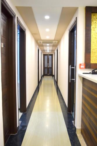 a corridor in a hospital with a long hallway at Hotel Tara Palace Redfort in New Delhi