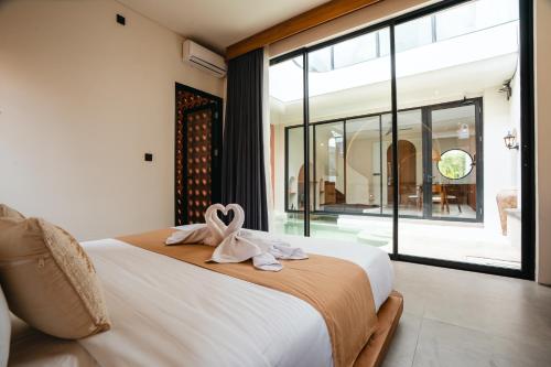 Postel nebo postele na pokoji v ubytování Novo Villa Canggu