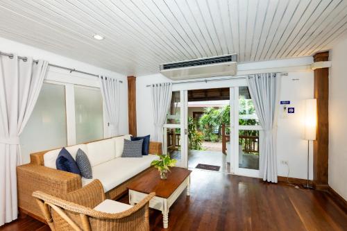 O zonă de relaxare la Malibu Beach Resort