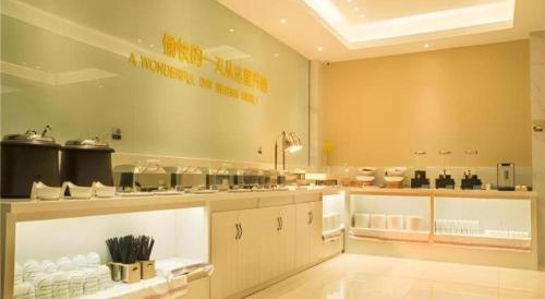 AnyangにあるCity Comfort Inn Anyang Railway Stationの大きなキッチン(カウンター付)