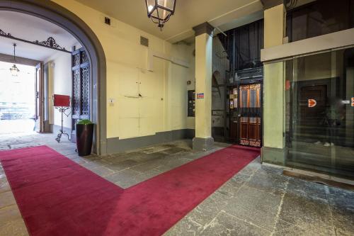 a hallway with a red rug on the floor at Hotel Duomo Firenze in Florence