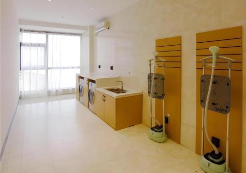 cocina grande con fregadero y fregadero en City Comfort Inn Luocheng Bus Terminal, en Qingyuan