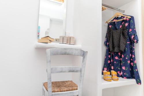 vestidor con silla y espejo en Depis luxury suites, en Naxos Chora
