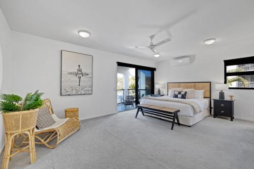 Una cama o camas en una habitación de Charming Central Cotton Tree Unit
