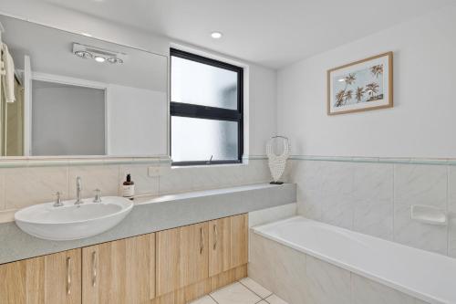 Un baño de Charming Central Cotton Tree Unit