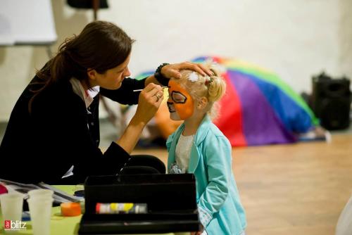 a woman cutting a childs hair with a mask at Sichlański Dworek & SPA in Murzasichle