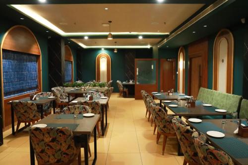 Un restaurante u otro lugar para comer en PASSIONS HOTEL EDATHUA - Alappuzha
