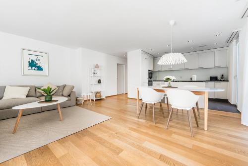 un salon et une cuisine avec un canapé et une table dans l'établissement DESIGN APARTMENT 1 !Gratis parken, Free Parking!, à Kreuzlingen