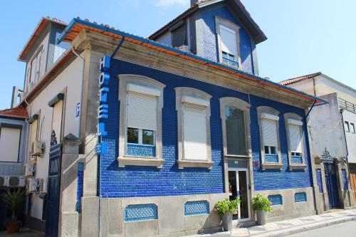 a blue building on the side of a street at Hotel Senhor de Matosinhos in Matosinhos