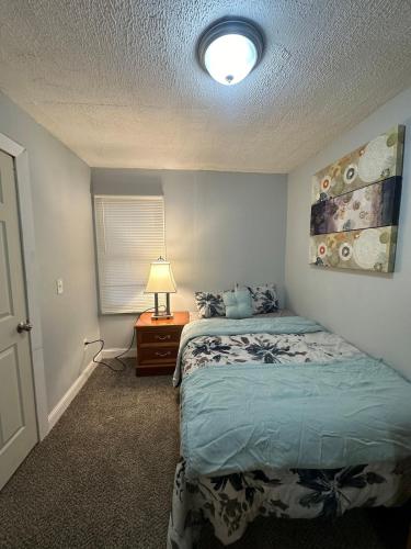 Ένα ή περισσότερα κρεβάτια σε δωμάτιο στο cozy home away from home