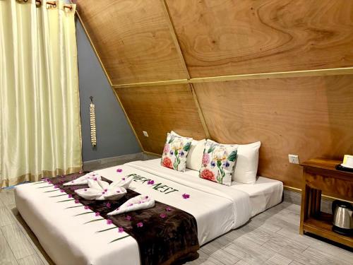 Una cama o camas en una habitación de River Nest Hostel