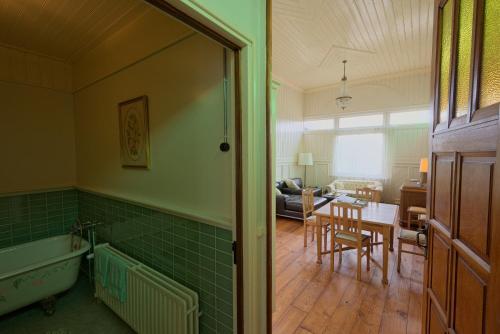 um quarto com uma cozinha e uma sala de estar em Halte Sint-Gerlach Holiday Home em Valkenburg