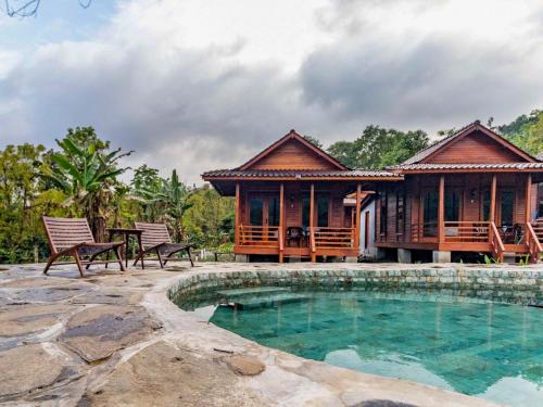 dom z basenem przed nim w obiekcie Shankara Forest Haven Villa by AGATA w mieście Jatiluwih