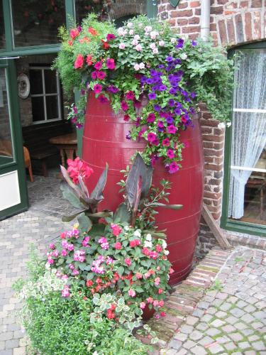 a large red barrel filled with lots of flowers at Hotel De Oude Brouwerij in Mechelen