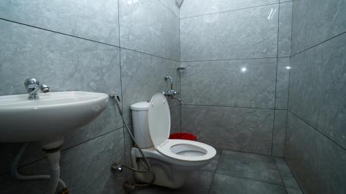 Ένα μπάνιο στο Olive Green Hotel