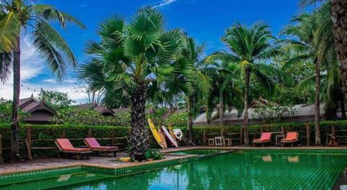 Bazén v ubytování Baan Baitan Resort nebo v jeho okolí