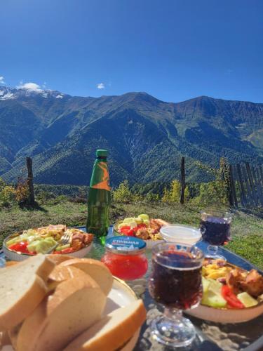 O vedere generală la munți sau o vedere la munte luată de la această casă de vacanță