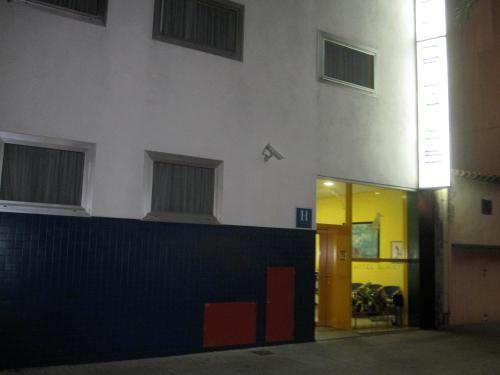 einen Flur eines Gebäudes mit einer Tür und Fenstern in der Unterkunft Hotel Blauet by Bossh Hotels in El Prat de Llobregat