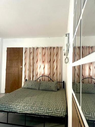 En eller flere senge i et værelse på ZStudio Transient House Legazpi