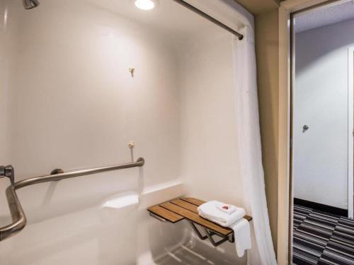 チャタヌーガにあるMicrotel Inn & Suites by Wyndham Chattanooga/Near Hamilton Pのバスルーム(シャワー、木製テーブル付)