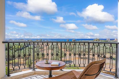 un balcon avec une table et des chaises et l'océan dans l'établissement Almyra Resort, à Koutsounari