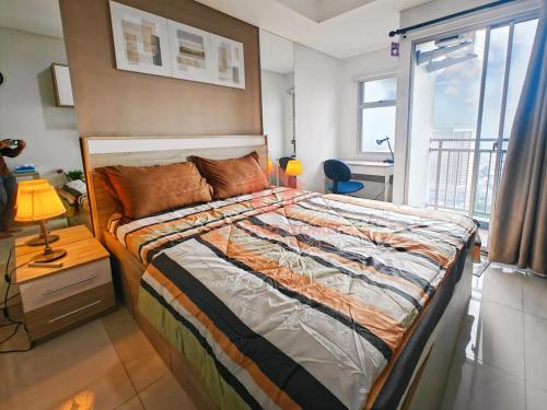 Ένα ή περισσότερα κρεβάτια σε δωμάτιο στο Cozy Springwood Alam Sutra Pool, Gym, WiFi