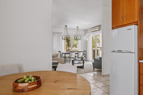 - une cuisine avec une table et un bol de fruits dans l'établissement Almyra Resort, à Koutsounari