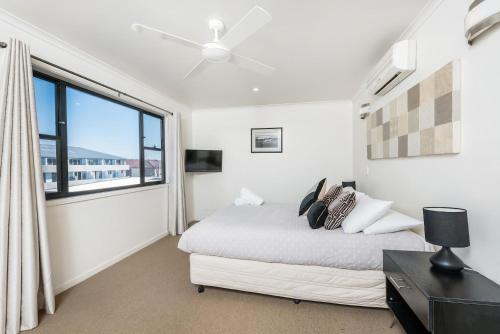 Un dormitorio con una cama y una ventana grande. en Absolute Solace - 2 - 8 Lawson Street, en Byron Bay