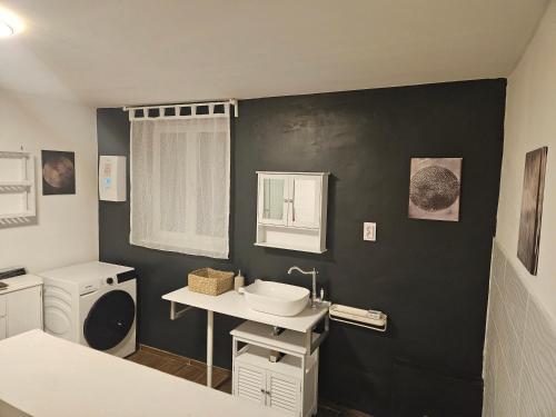 un bagno con lavandino e WC di Marina Cottage a Enying