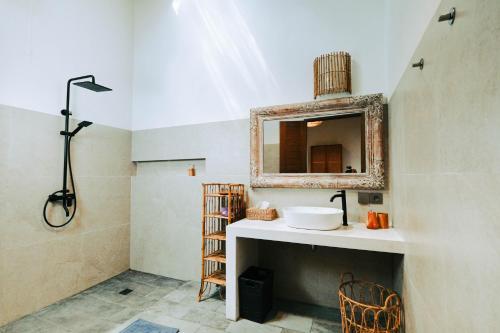 Ένα μπάνιο στο Tosca Villas, Two Bedrooms Pool Villa In Umalas