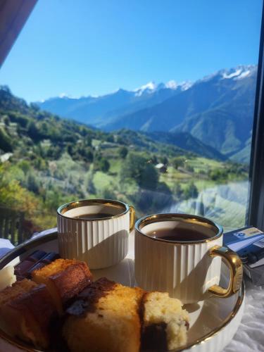 O vedere generală la munți sau o vedere la munte luată de la această casă de vacanță