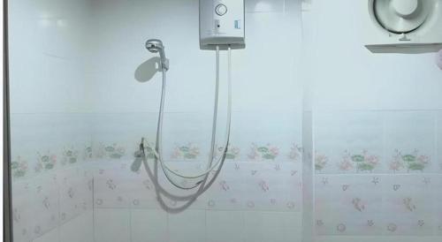 e bagno bianco con doccia e vasca. di Ban Bua Resort and Hotel a Khon Kaen