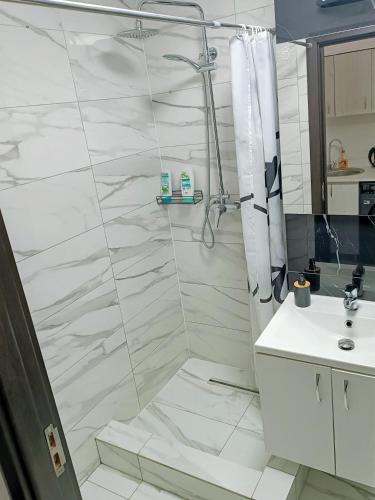 ein Badezimmer mit Dusche und Waschbecken in der Unterkunft Relax Studio in Arad