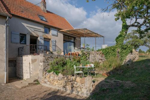 una casa con un tavolo davanti di Le Petit Civry a Saint-Julien-de-Civry