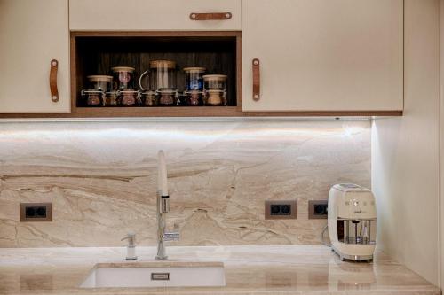 Luxury and stylish apartment in the heart of the city في صوفيا: طاولة مطبخ مع حوض ومحمصة