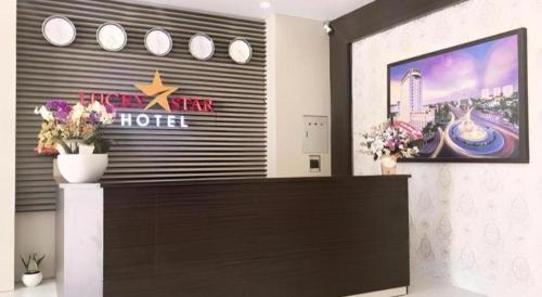 una hall con un cartello sul muro di LUCKY STAR HOTEL a Buôn Ma Thuột