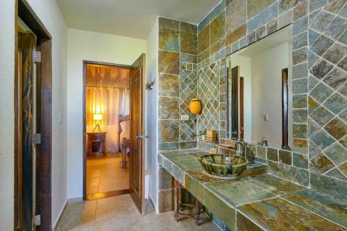 un baño con lavabo y espejo en ®4BR{Wood~Mountain~Villa} @Jarabacoa Heated Pool, en El Ojo de Jagua