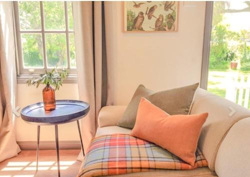ein Wohnzimmer mit Couch und Tisch in der Unterkunft Clonmara Country House and Cottages in Port Fairy