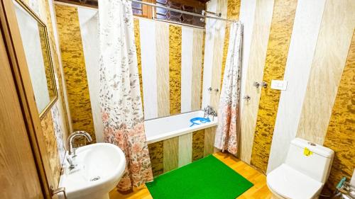 Un baño pequeño con lavabo e inodoro. en Houseboat New Golden Fleece, en Srinagar