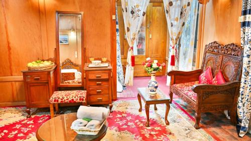 sala de estar con muebles y mesa. en Houseboat New Golden Fleece, en Srinagar