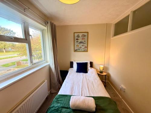 スウィンドンにあるQueens Drive Long Stays Free Parking Sleeps 7の窓付きのベッドが備わる小さな客室です。