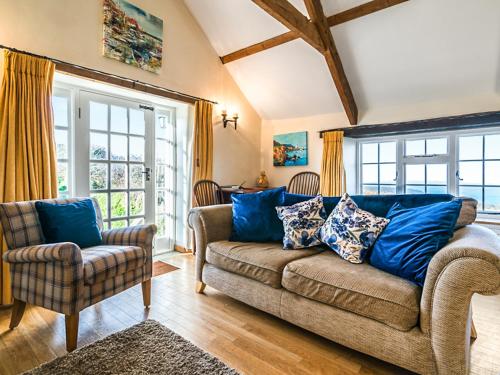 a living room with a couch and two chairs at Raddons - Uk50657 in Crackington Haven