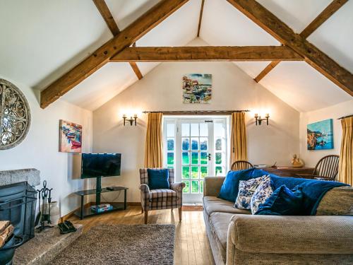 a living room with a couch and a tv at Raddons - Uk50657 in Crackington Haven