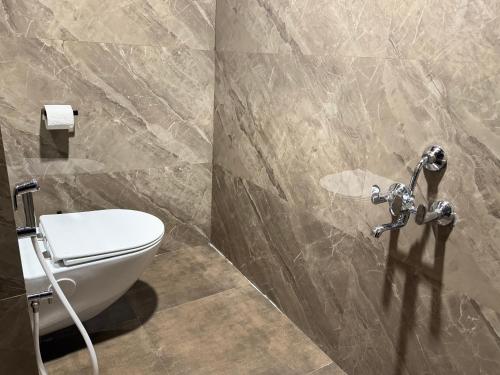 Koupelna v ubytování White Teak Suites 3BHK Madhapur
