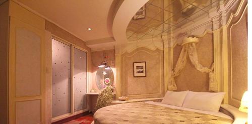 เตียงในห้องที่ Broadway Hotel