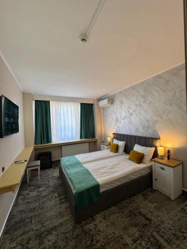 pokój hotelowy z dużym łóżkiem i oknem w obiekcie Hotel Aurora w mieście Satu Mare