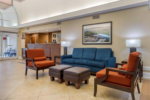 a living room with a blue couch and chairs at Comfort Suites Gastonia - Charlotte in Gastonia